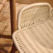 Krzesło ogrodowe Alipa z podłokietnikiem Ecru Kave Home