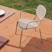 Krzesło ogrodowe Brai z podłokietnikiem beżowe kave home