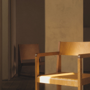 Krzesło Chair 01 z podłokietnikami brązowe Frama