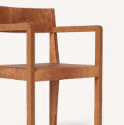 Krzesło Chair 01 z podłokietnikami brązowe Frama