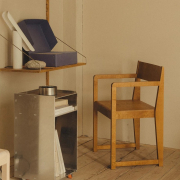 Krzesło Chair 01 z podłokietnikami brązowe Frama