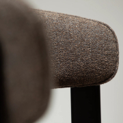 Krzesło Duct z podłokietnikiem bouclé Major brown - czarne nogi Dan-Form