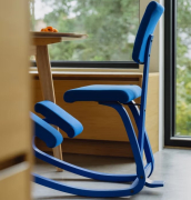Krzesło ergonomiczne Variable Plus Monochrome niebieskie Varier