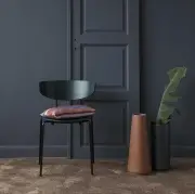KRZESŁO HERMAN CZARNE FERM LIVING