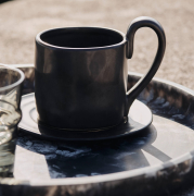 Kubek z podstawką Flow złamana biel Ferm Living