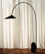 Lampa podłogowa Arum Arched czarna Ferm Living