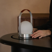 Lampa przenośna Carrie aluminium szczotkowane Audo Copenhagen