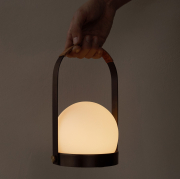 Lampa przenośna Carrie mosiądz patynowany Audo Copenhagen
