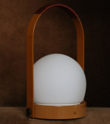 Lampa przenośna Carrie złocisty brąz Audo Copenhagen