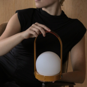 Lampa przenośna Carrie złocisty brąz Audo Copenhagen