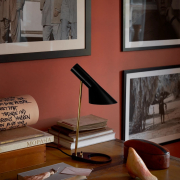 Lampa stołowa AJ Mini mosiężno-czarna Louis Poulsen
