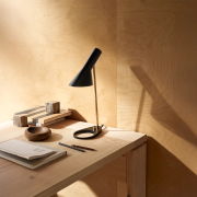 Lampa stołowa AJ Mini mosiężno-czarna Louis Poulsen