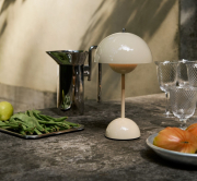 Lampa stołowa Flowerpot VP9 Ivoiry Andtradition