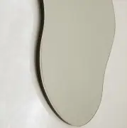 Lustro Pond duże mosiężne FERM LIVING