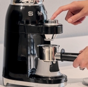Młynek do kawy elektryczny 50's Style czarny Smeg