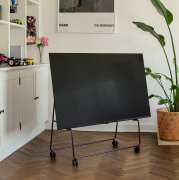 Stojak na kółkach pod telewizor Carry fioletowy Please Wait to be Seated