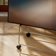 Stojak na kółkach pod telewizor Carry srebrny Please Wait to be Seated