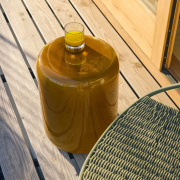 Stolik ogrodowy Mesquida musztardowy kave home